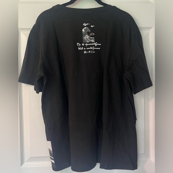 Men's New With Tags ChArmkpR Junge Black Tee With Koi Fish and Wave - Picture 4 of 4